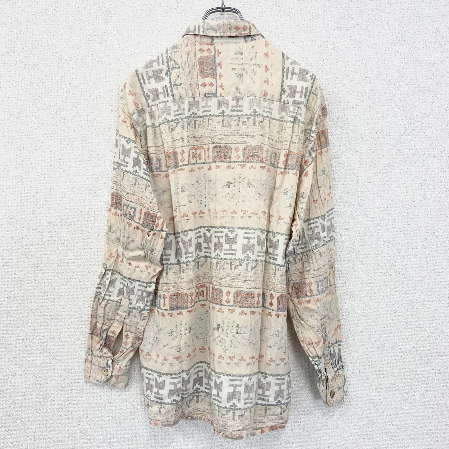 古着 used　長袖プリント柄シャツ　エスニックデザイン　ネイティブ柄　総柄　個性的　レトロ　ベージュ　Lサイズ