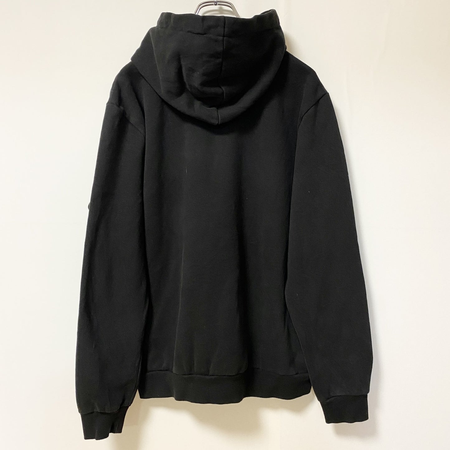 古着 used　PUMA プーマ　長袖ワンポイントロゴデザインパーカー　スウェットフーディ　黒　カジュアル　前ポケット　Mサイズ