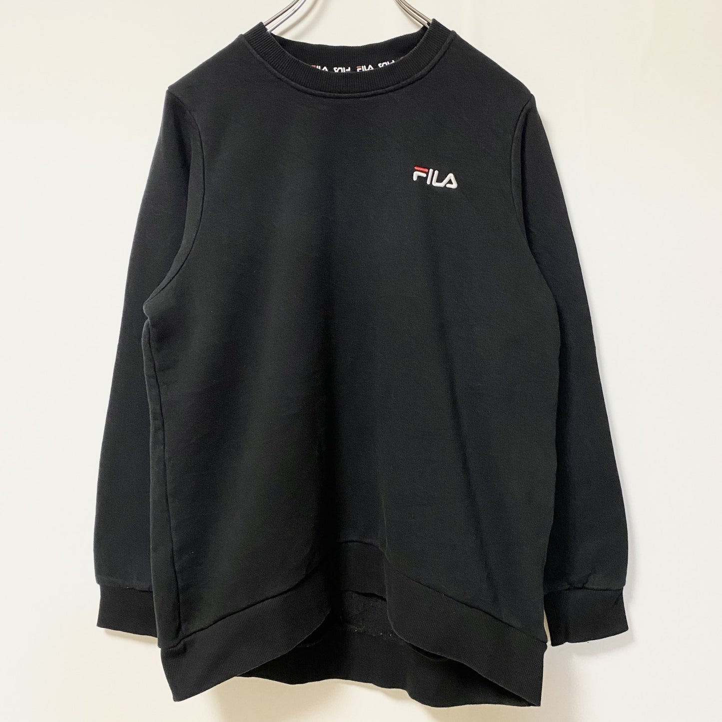 古着 used　FILA フィラ　長袖ワンポイントロゴ刺デザインスウェット　トレーナー　クルーネック　黒　Lサイズ