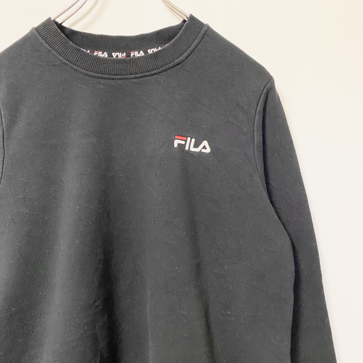 古着 used　FILA フィラ　長袖ワンポイントロゴ刺デザインスウェット　トレーナー　クルーネック　黒　Lサイズ