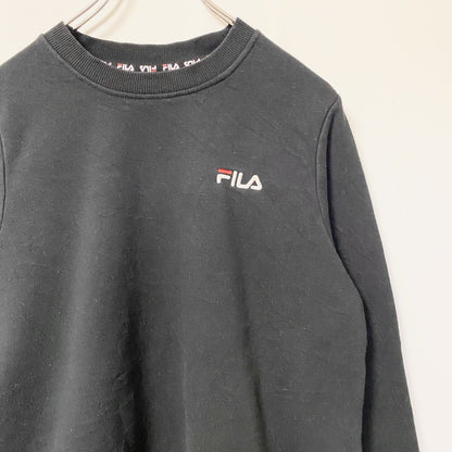 古着 used　FILA フィラ　長袖ワンポイントロゴ刺デザインスウェット　トレーナー　クルーネック　黒　Lサイズ