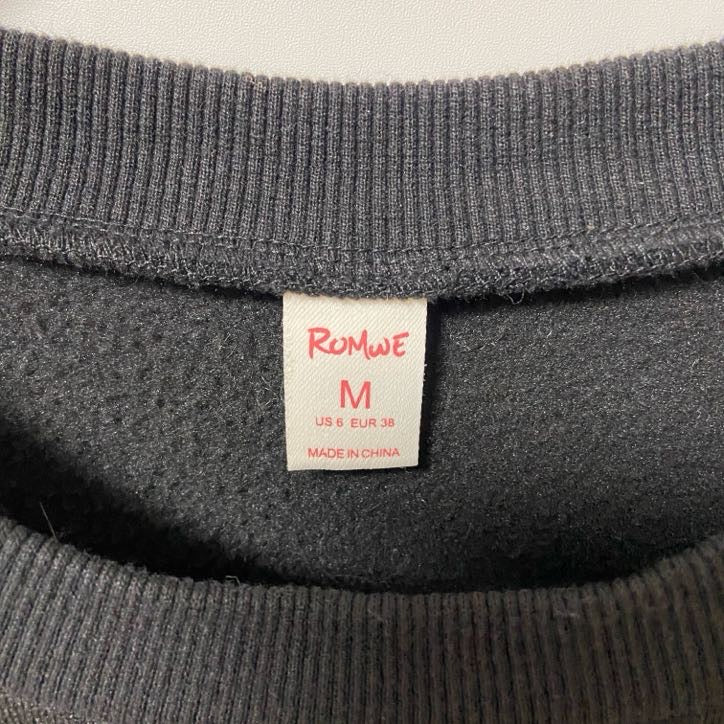古着 used　ROMWE ロムウェ　長袖カープリントスウェット　トレーナー　アメカジ　黒　ブラック　クルーネック　Mサイズ