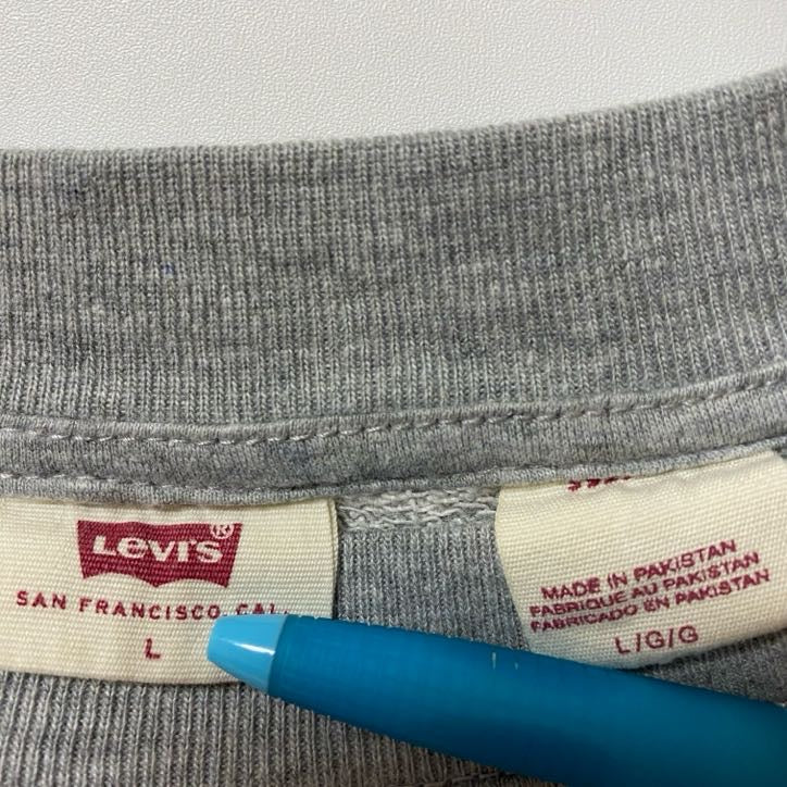 古着 used　LEVI’S リーバイス　長袖フロントロゴデザインスウェット　トレーナー　クルーネック　グレー　Ｌサイズ