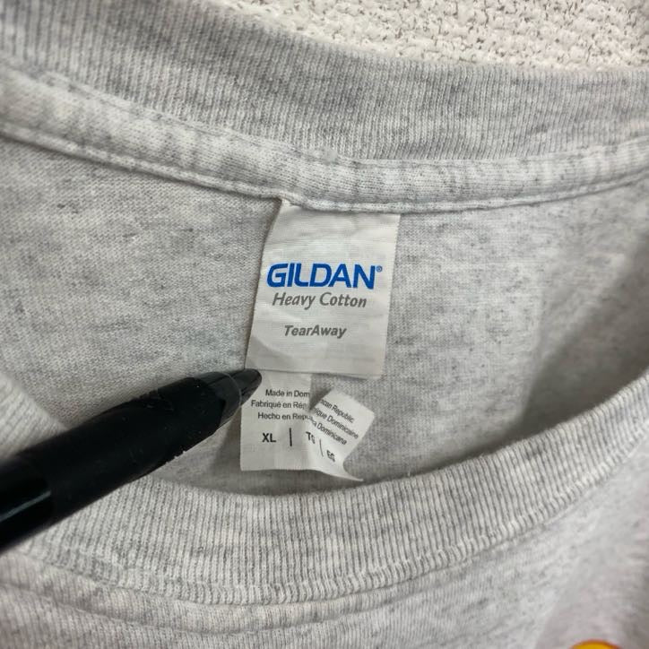 GILDAN　ギルダン　半袖プリントイラストTシャツ　BOSTON　クルーネック　灰色　ライトグレー　XLサイズ