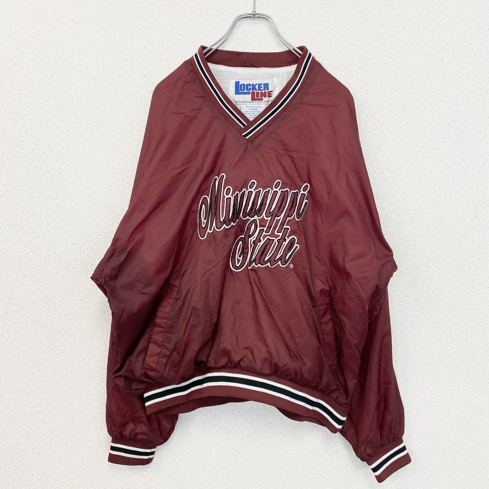 古着 used　LOCKER LINE　長袖Vネックカレッジナイロンプルオーバー　ミシシッピ大学　ワインレッド　Lサイズ
