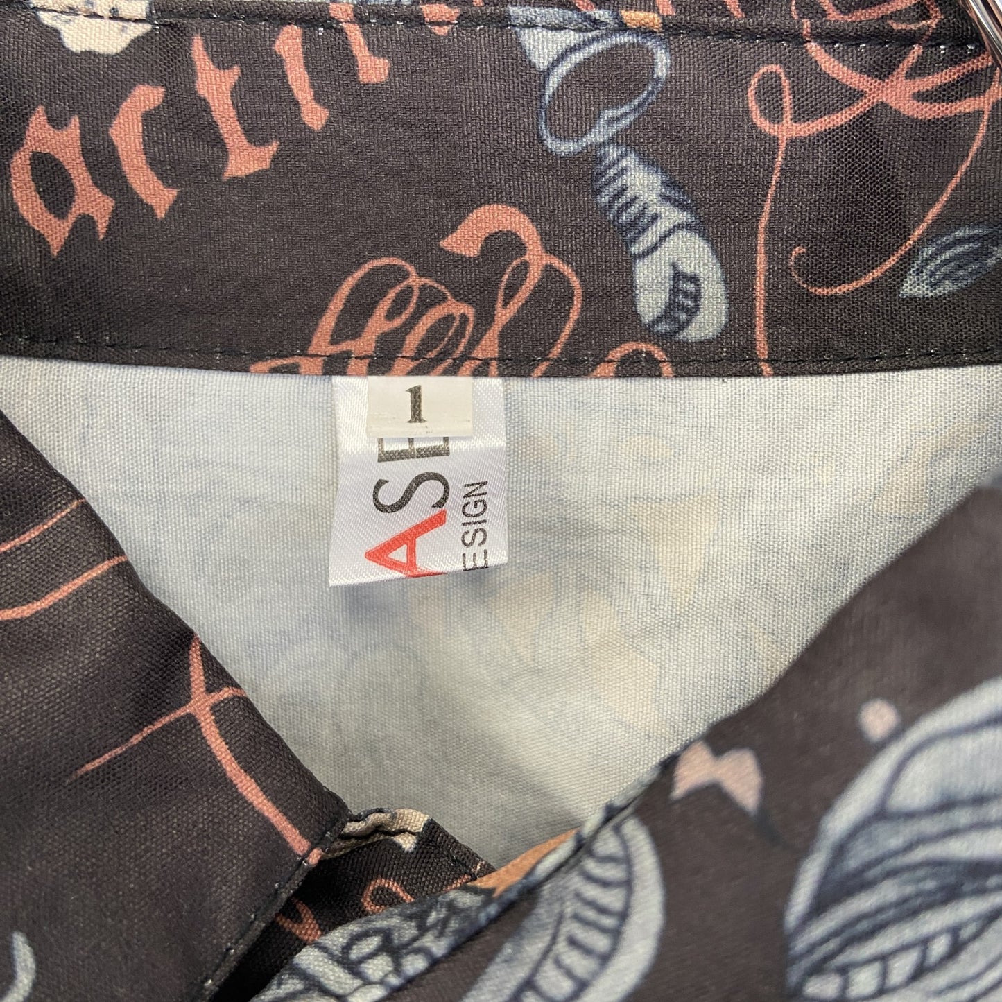 古着 used　CHASE　長袖柄シャツ　総柄　胸ポケット付き　襟付き　茶色　ブラウン　レトロデザイン　個性的　サブカル　Lサイズ