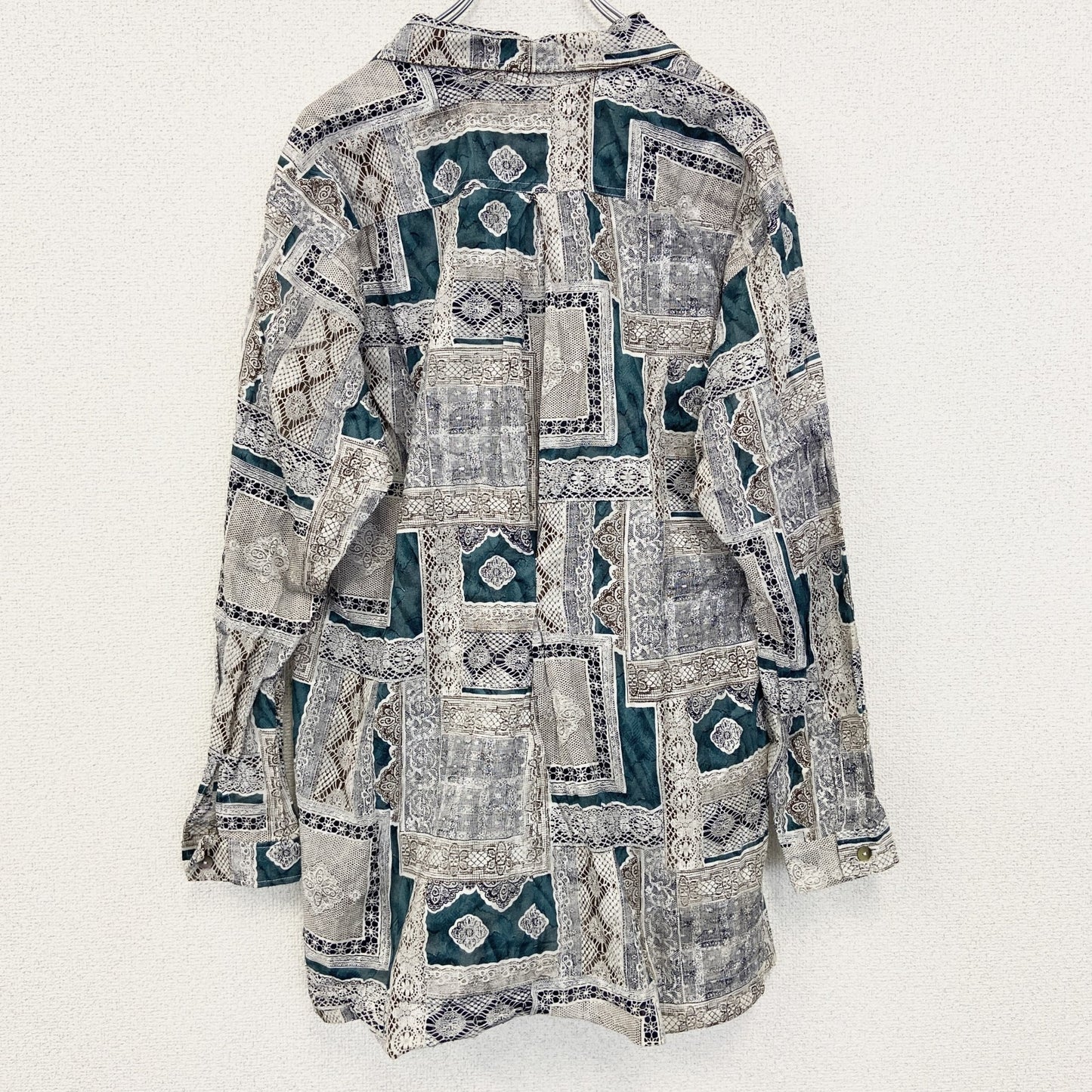 古着 used　長袖プリント柄シャツ　総柄　レース　胸ポケット　レトロデザイン　エスニック　幾何学模様　緑　グリーン