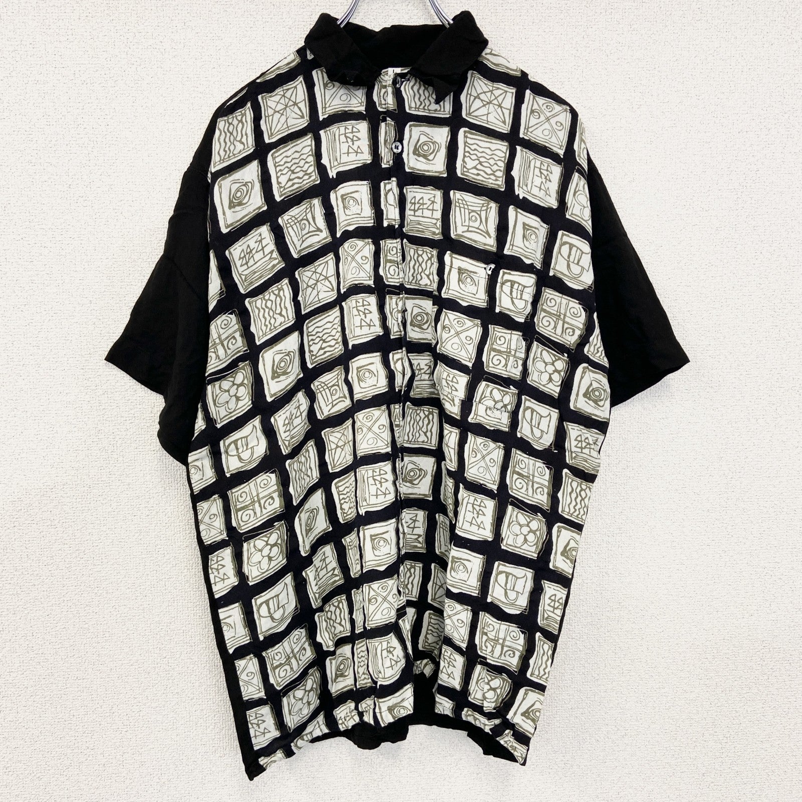 古着 used　半袖プリント柄シャツ　胸ポケット　レトロデザイン　カジュアル　幾何学模様　壁画　黒　ブラック　Lサイズ