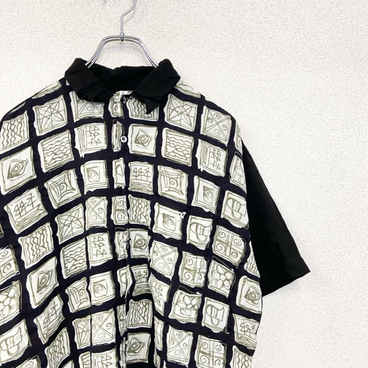 古着 used　半袖プリント柄シャツ　胸ポケット　レトロデザイン　カジュアル　幾何学模様　壁画　黒　ブラック　Lサイズ