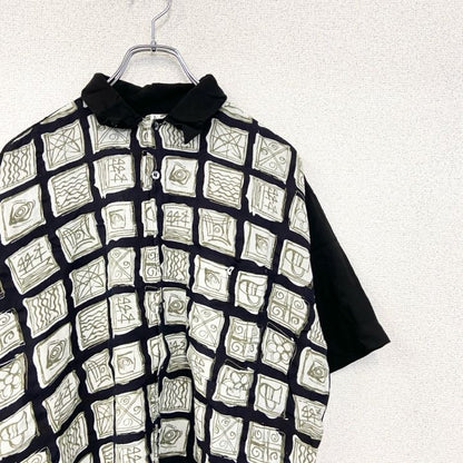 古着 used　半袖プリント柄シャツ　胸ポケット　レトロデザイン　カジュアル　幾何学模様　壁画　黒　ブラック　Lサイズ