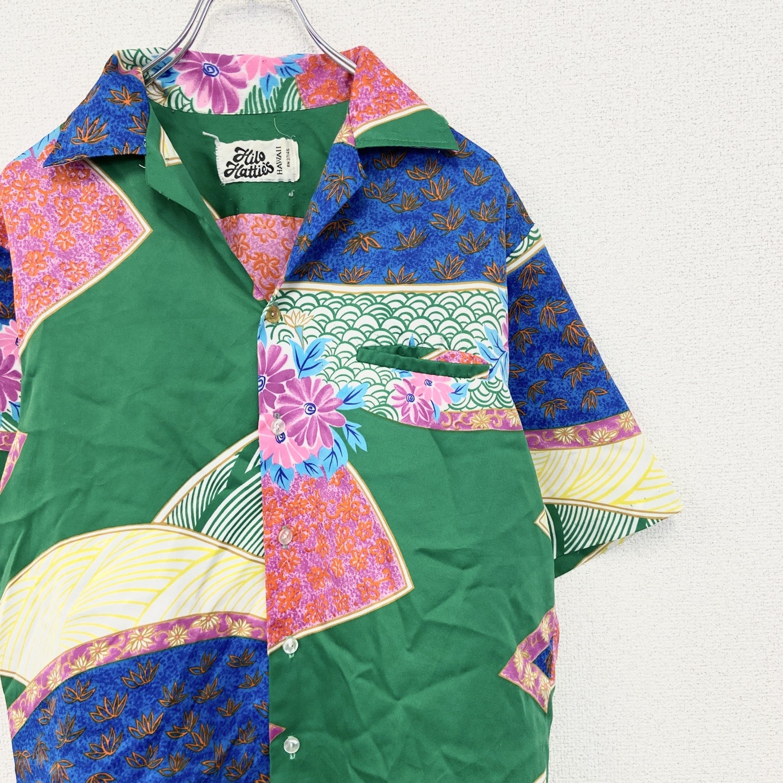 古着 used　Hilo Hattie　半袖プリント総柄シャツ　レトロデザイン　ハワイ　エスニック　襟付き　胸ポケット　Mサイズ　