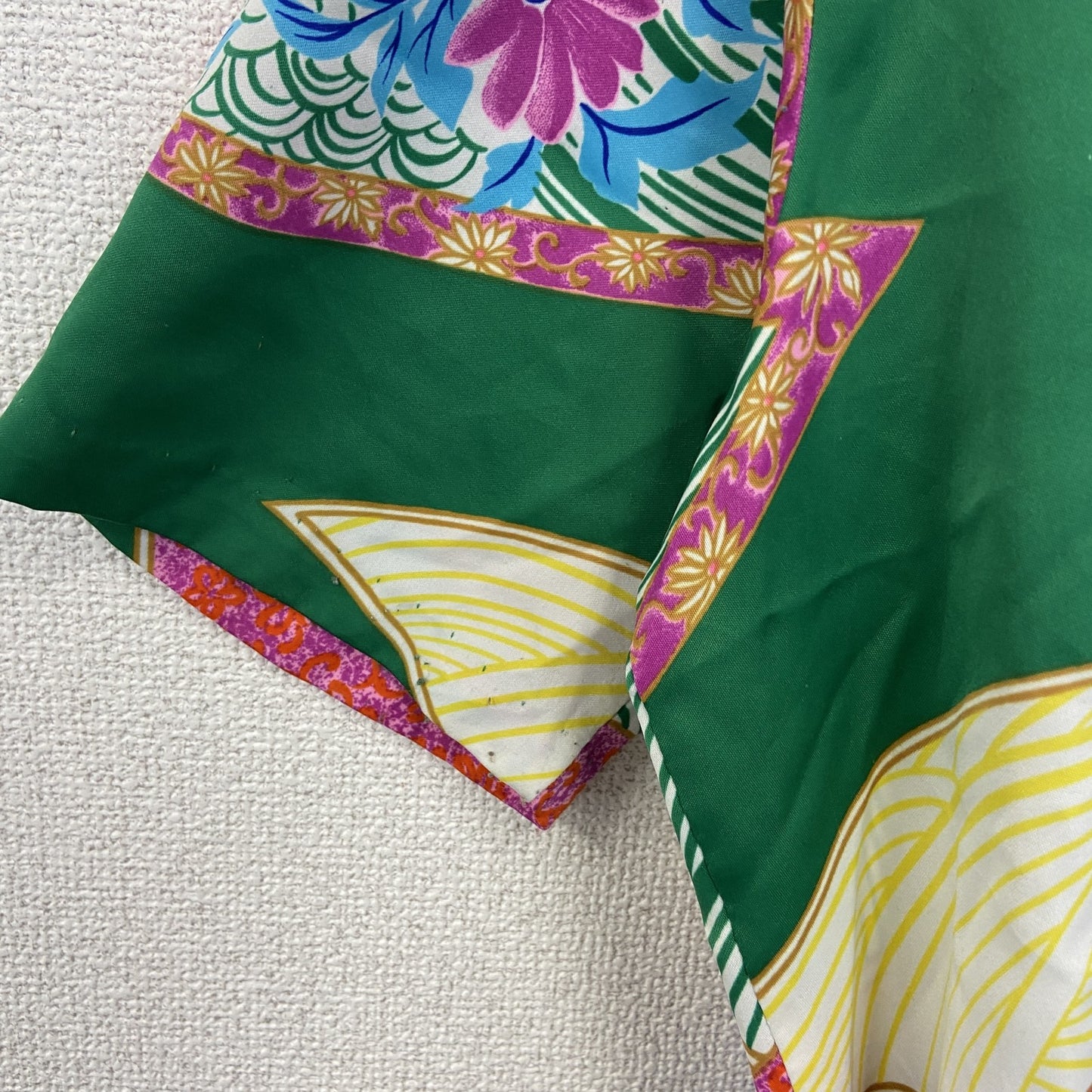 古着 used　Hilo Hattie　半袖プリント総柄シャツ　レトロデザイン　ハワイ　エスニック　襟付き　胸ポケット　Mサイズ　