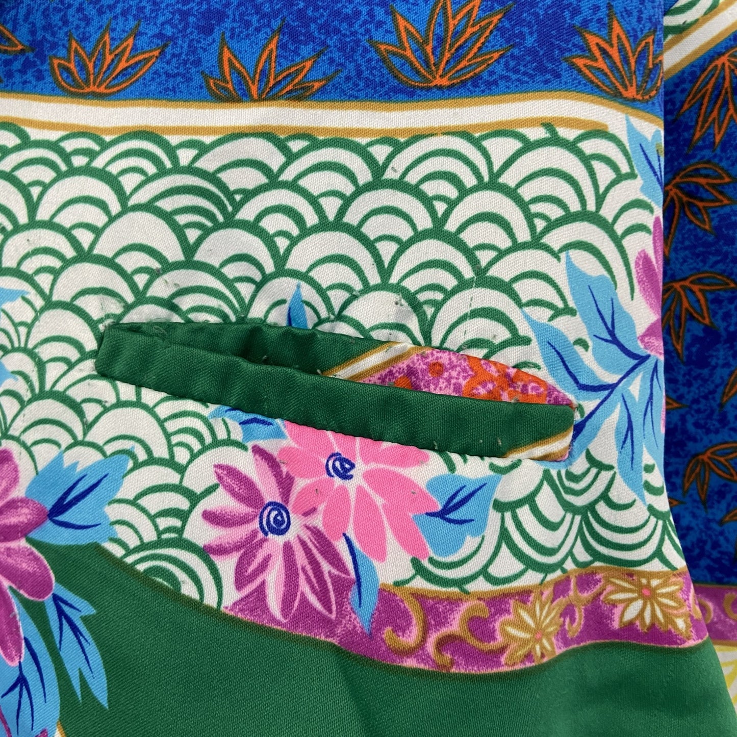 古着 used　Hilo Hattie　半袖プリント総柄シャツ　レトロデザイン　ハワイ　エスニック　襟付き　胸ポケット　Mサイズ　