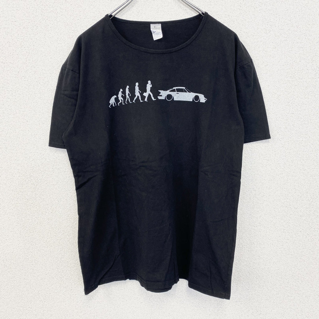 古着 used　ノーブランド　半袖個性的デザインTシャツ　人　スポーツカー　レトロ　クルーネック　黒　ブラック　春夏服　Lサイズ