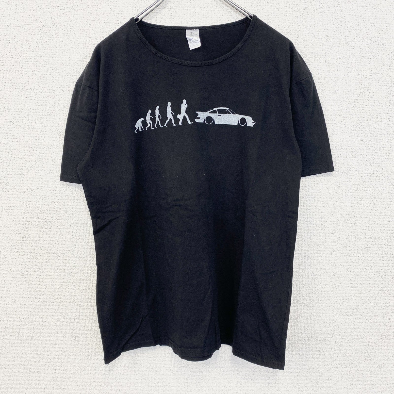 古着 used　ノーブランド　半袖個性的デザインTシャツ　人　スポーツカー　レトロ　クルーネック　黒　ブラック　春夏服　Lサイズ