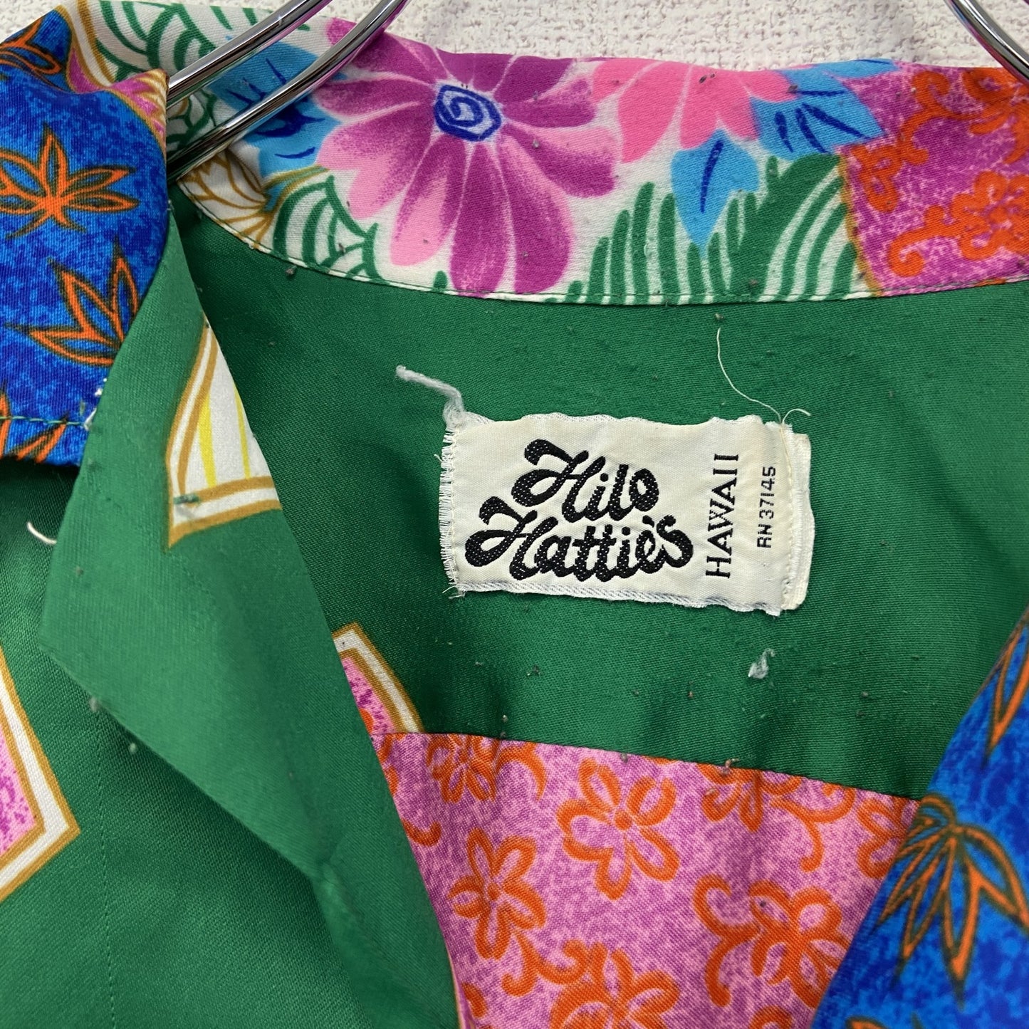 古着 used　Hilo Hattie　半袖プリント総柄シャツ　レトロデザイン　ハワイ　エスニック　襟付き　胸ポケット　Mサイズ　