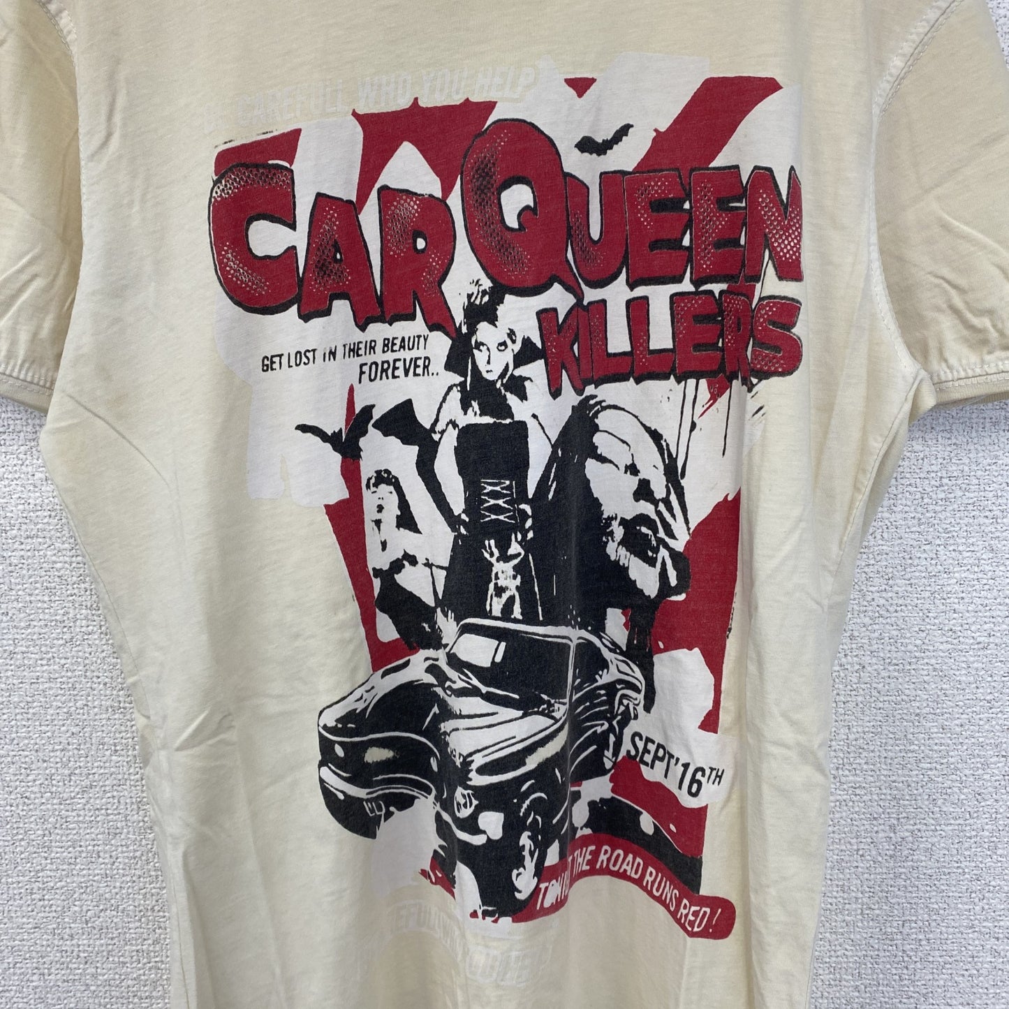 古着 used　Tazzio　半袖プリントTシャツ　CAR QUEEN KILLERS　レトロ風　クルーネック　ベージュ　Mサイズ