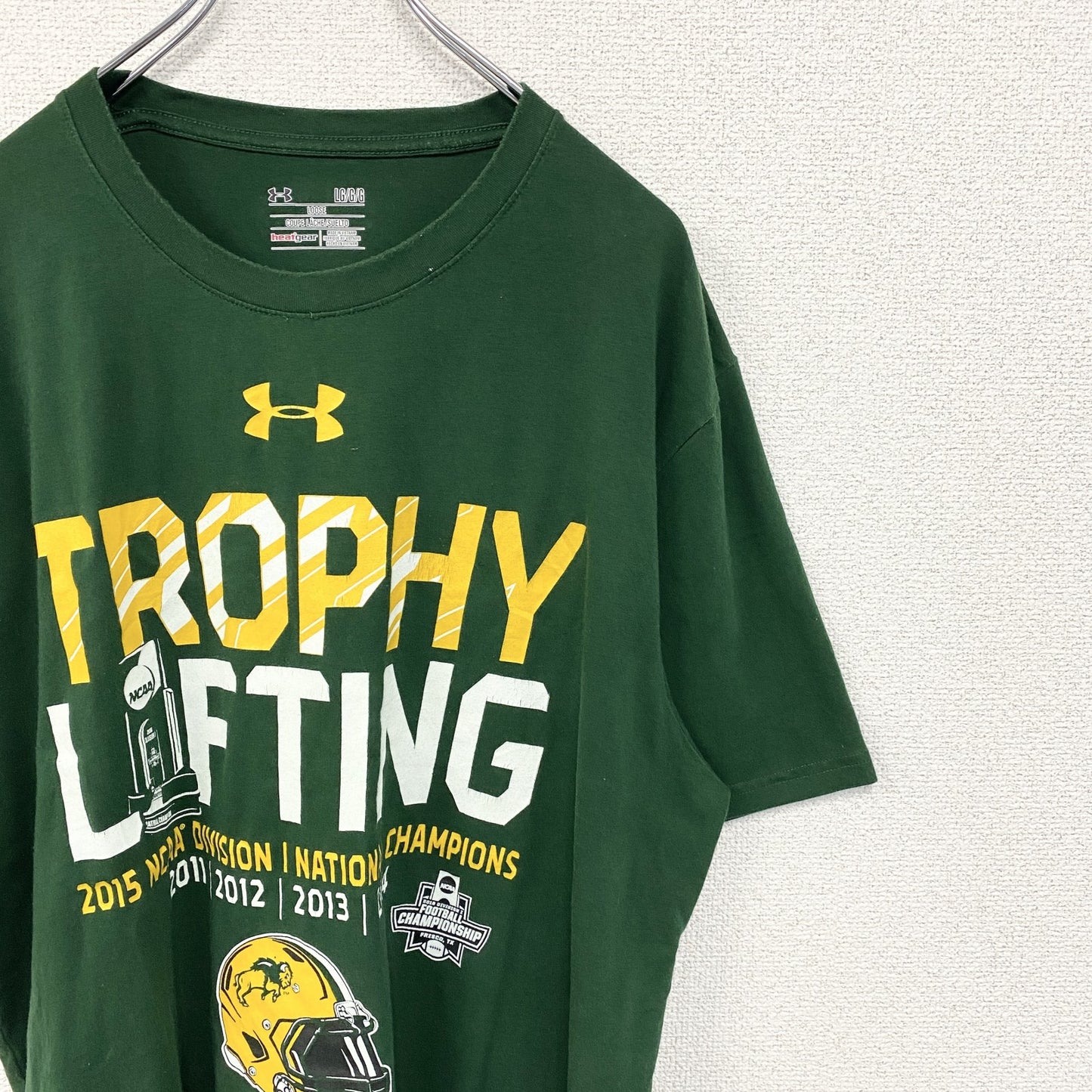 古着 used　UNDER ARMOUR アンダーアーマー　半袖プリントTシャツ　NCAA　アメフト　クルーネック　緑　Lサイズ