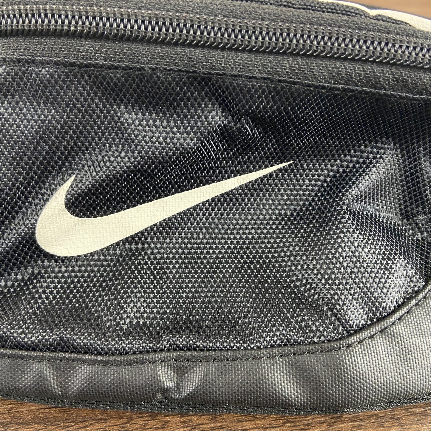 NIKE　ナイキ　ボディバッグ/ウエストポーチ　スウッシュ　デカロゴ　黒　ブラック　