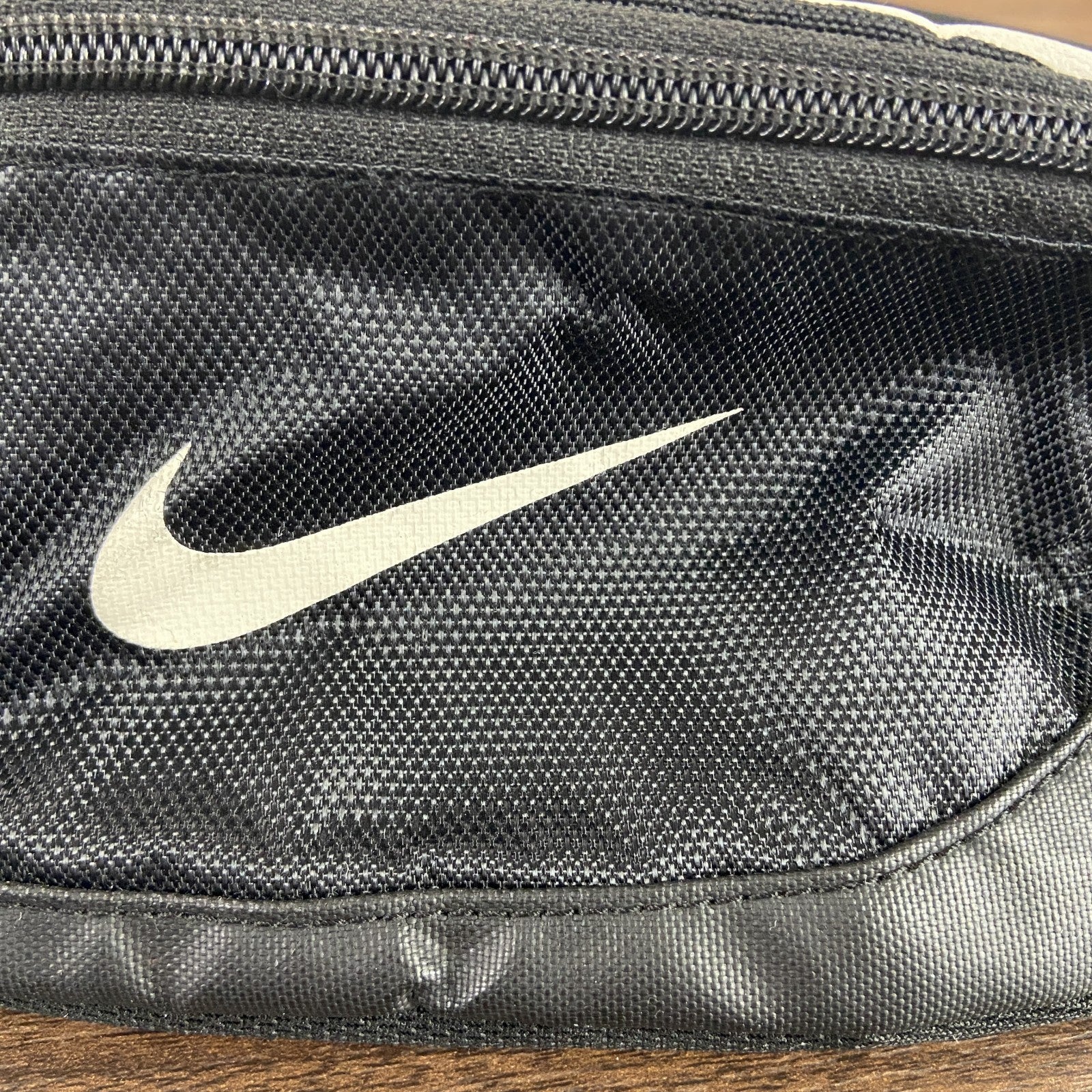 NIKE　ナイキ　ボディバッグ/ウエストポーチ　スウッシュ　デカロゴ　黒　ブラック　