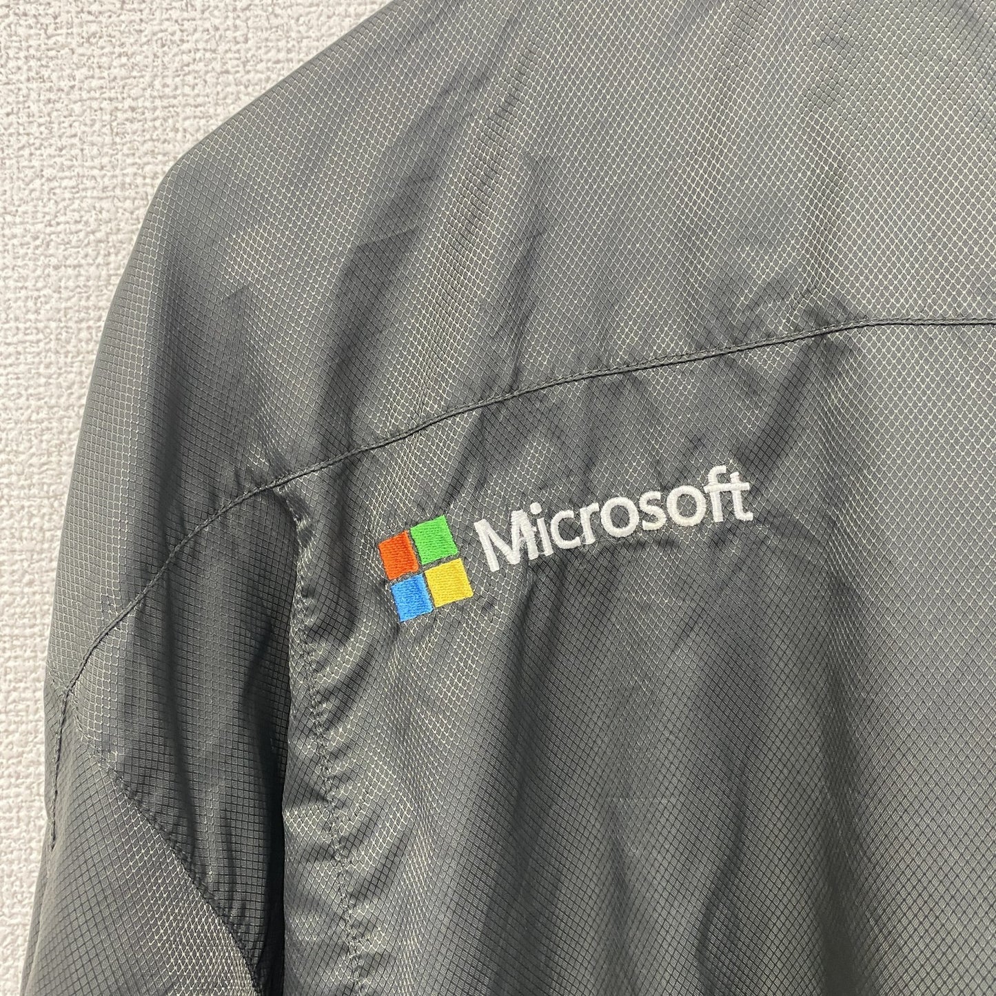 古着 used　Microsoft マイクロソフト　長袖ナイロンジャケット　企業ロゴ刺繍　レトロデザイン　シンプル　グレー　