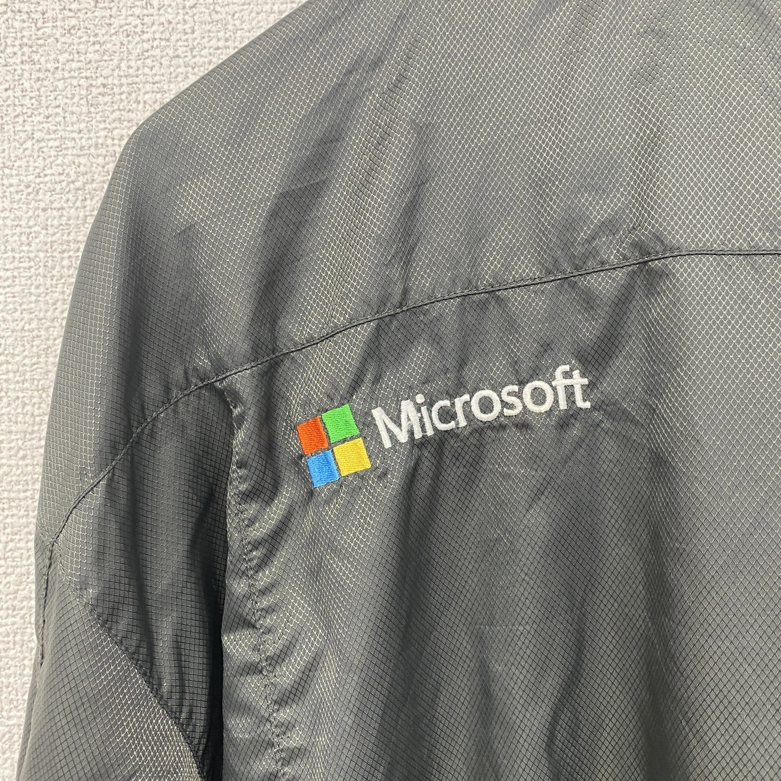 古着 used　Microsoft マイクロソフト　長袖ナイロンジャケット　企業ロゴ刺繍　レトロデザイン　シンプル　グレー　