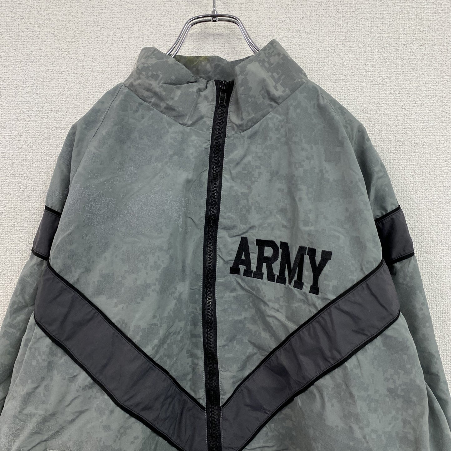 米軍　U.S.ARMY　トレーニングジャケット　ナイロンジャケット　ヴィンテージ　デジカモ　灰色　グレー　Lサイズ