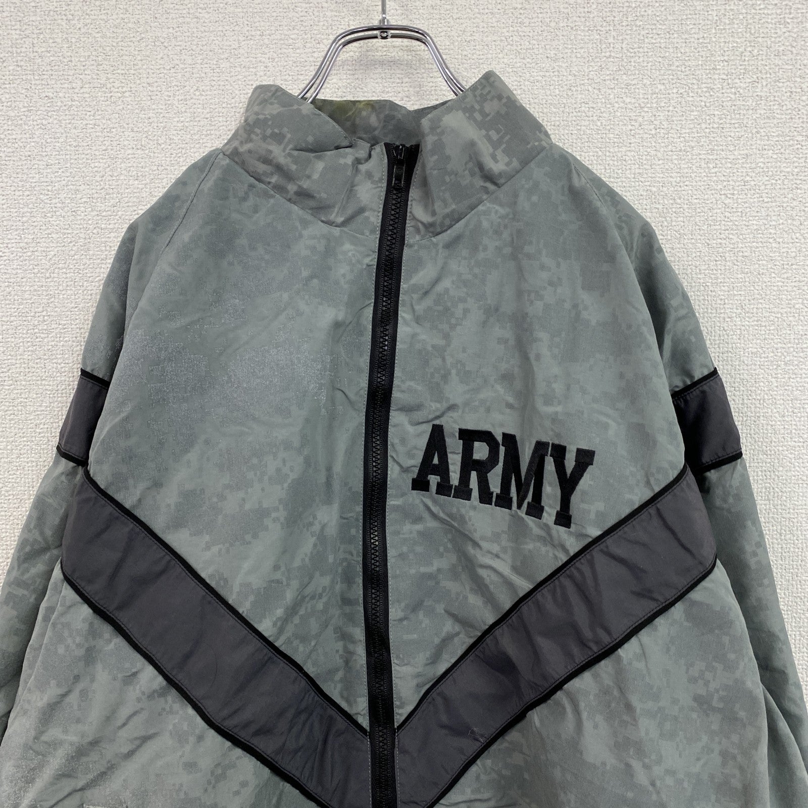 米軍　U.S.ARMY　トレーニングジャケット　ナイロンジャケット　ヴィンテージ　デジカモ　灰色　グレー　Lサイズ