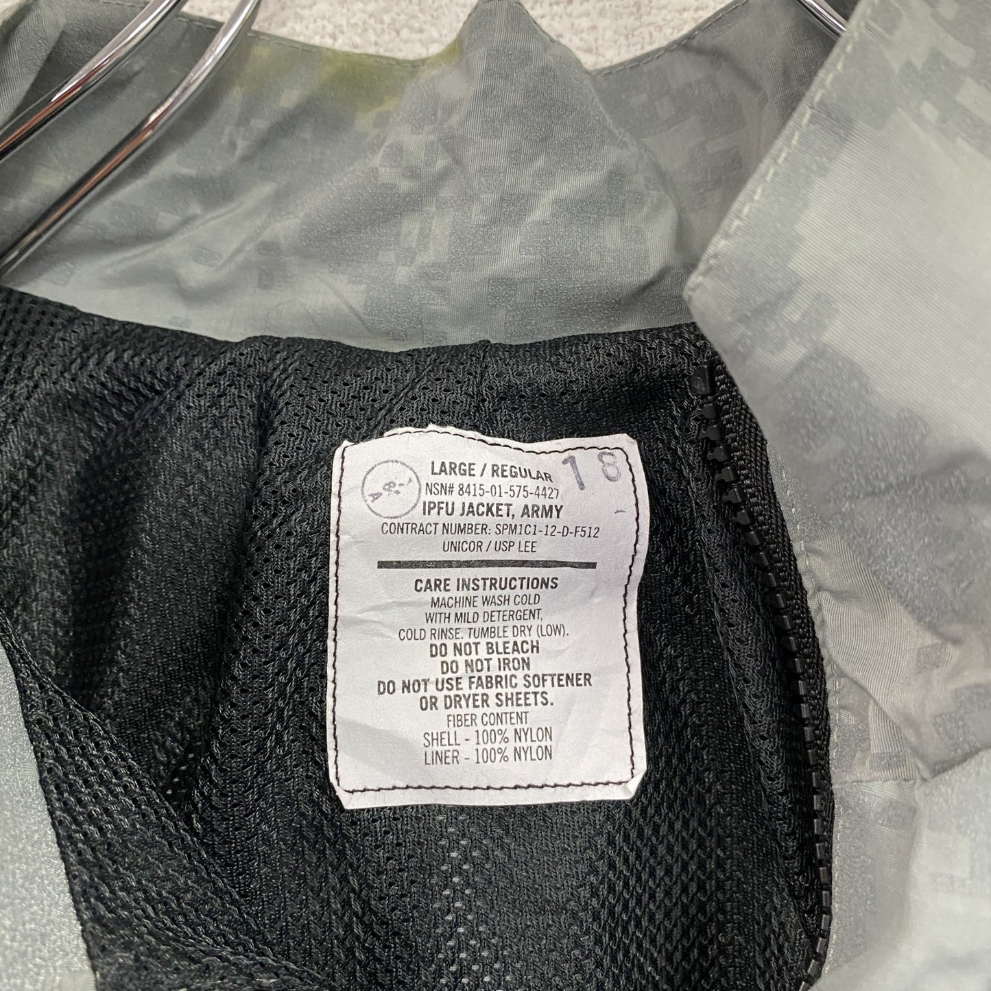 米軍　U.S.ARMY　トレーニングジャケット　ナイロンジャケット　ヴィンテージ　デジカモ　灰色　グレー　Lサイズ