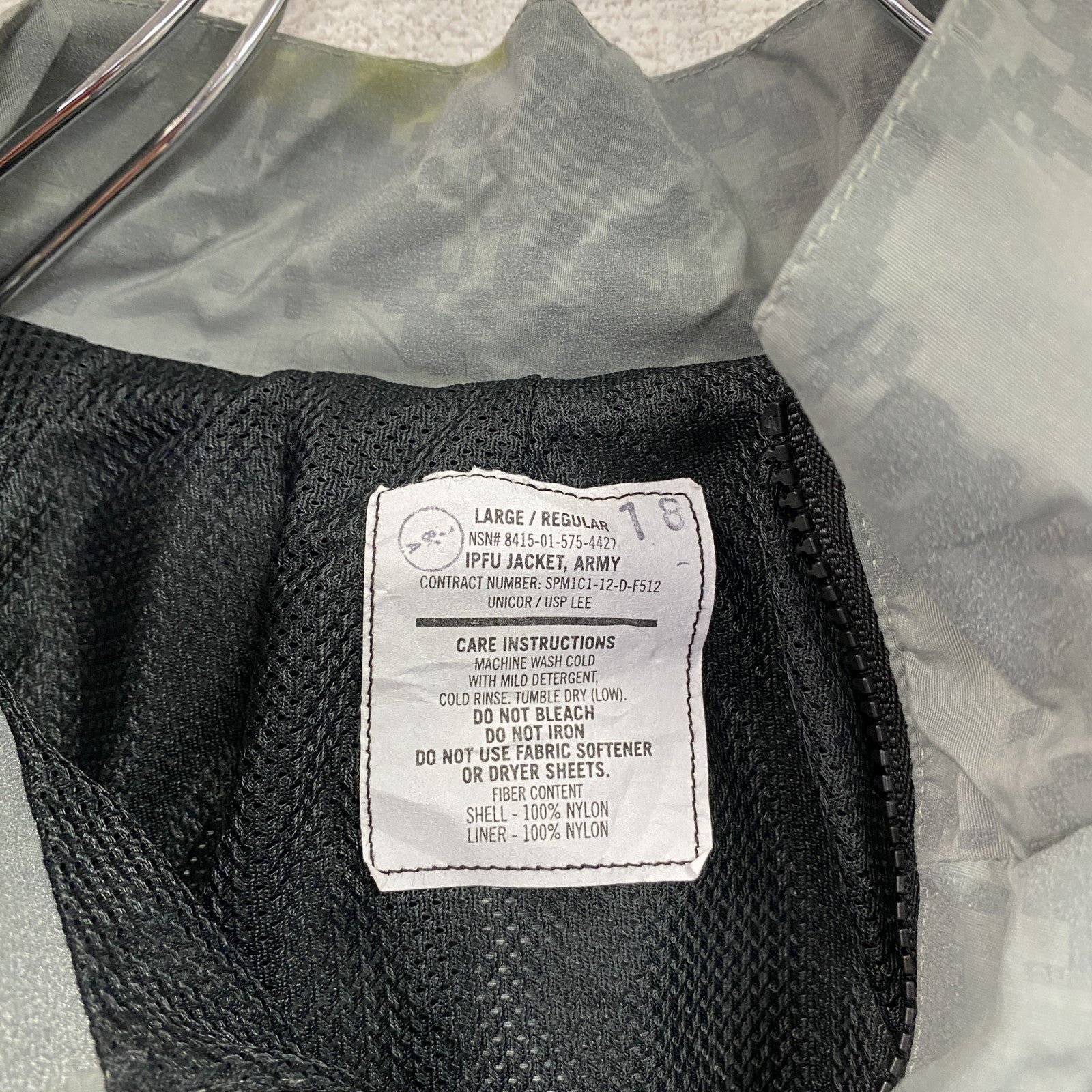 米軍　U.S.ARMY　トレーニングジャケット　ナイロンジャケット　ヴィンテージ　デジカモ　灰色　グレー　Lサイズ