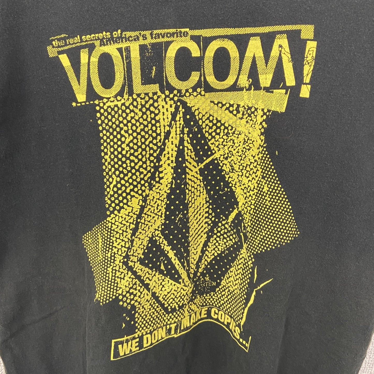 古着 used　VOLCOM　ボルコム　半袖ロゴプリントＴシャツ　黒　ブラック　レトロデザイン　ストリート　クルーネック　Sサイズ