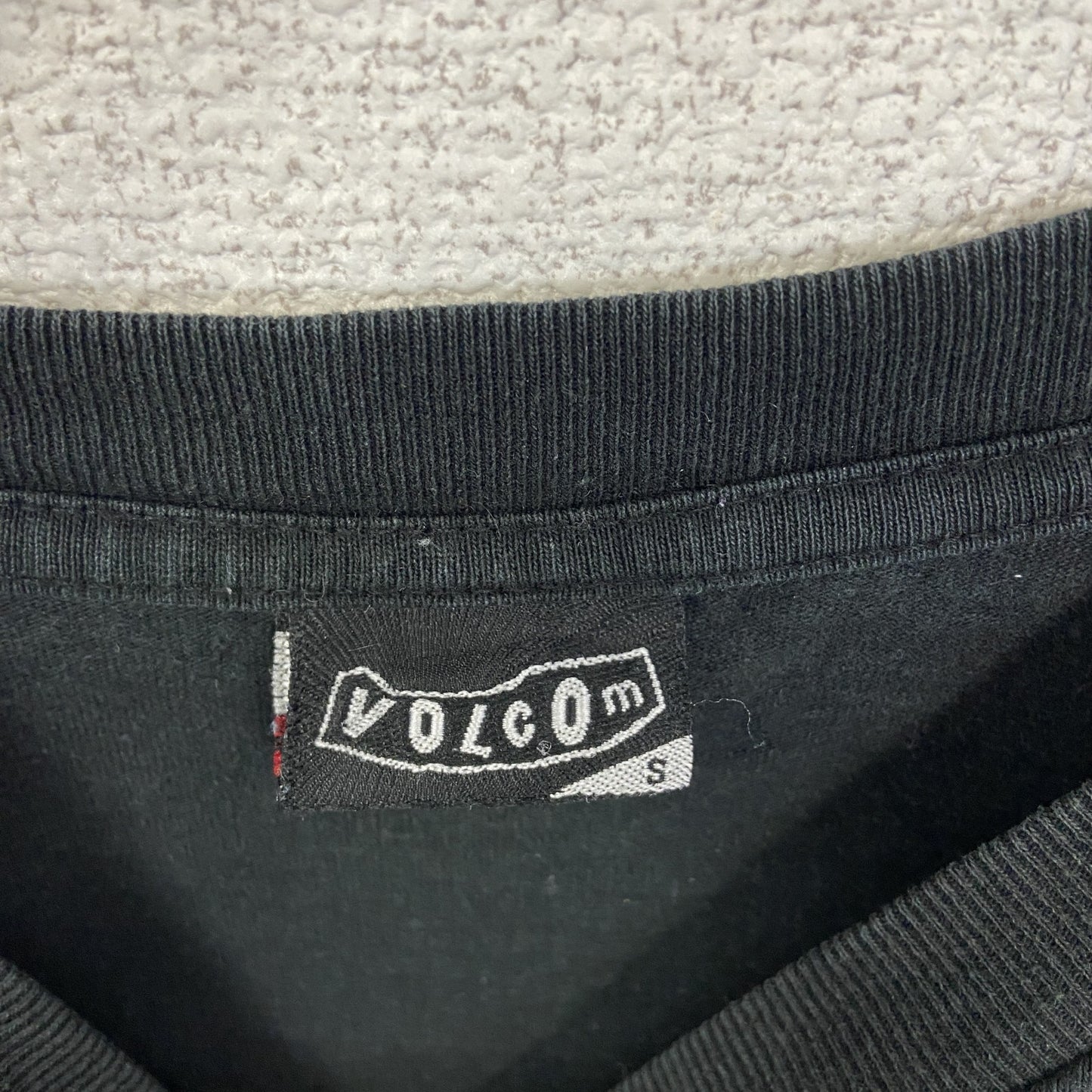 古着 used　VOLCOM　ボルコム　半袖ロゴプリントＴシャツ　黒　ブラック　レトロデザイン　ストリート　クルーネック　Sサイズ
