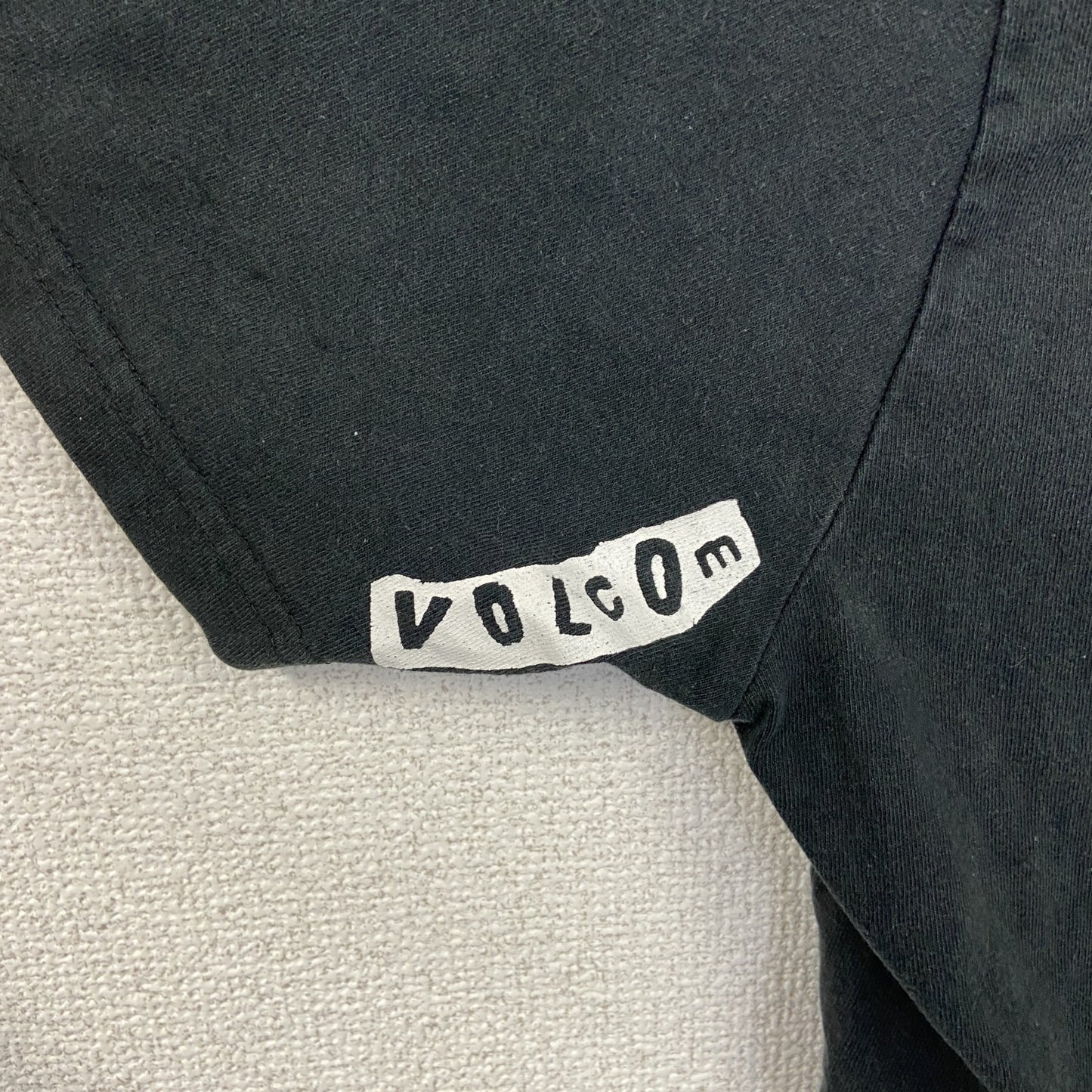 古着 used　VOLCOM　ボルコム　半袖ロゴプリントＴシャツ　黒　ブラック　レトロデザイン　ストリート　クルーネック　Sサイズ