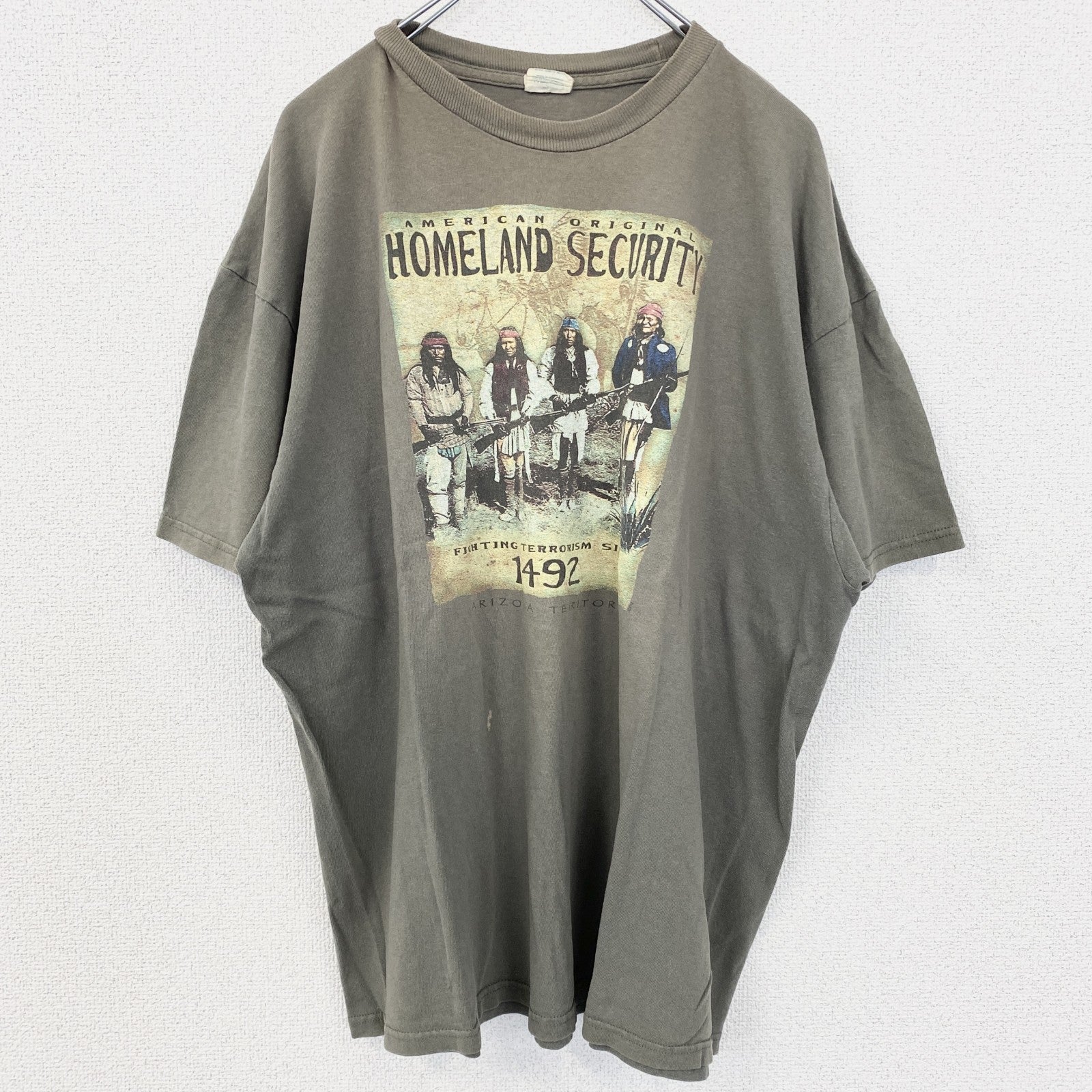 PRO WEIGHT　半袖ビッグプリントTシャツ　インディアン　カリブ　英字プリント　AMERICAN　カーキ　XXLサイズ