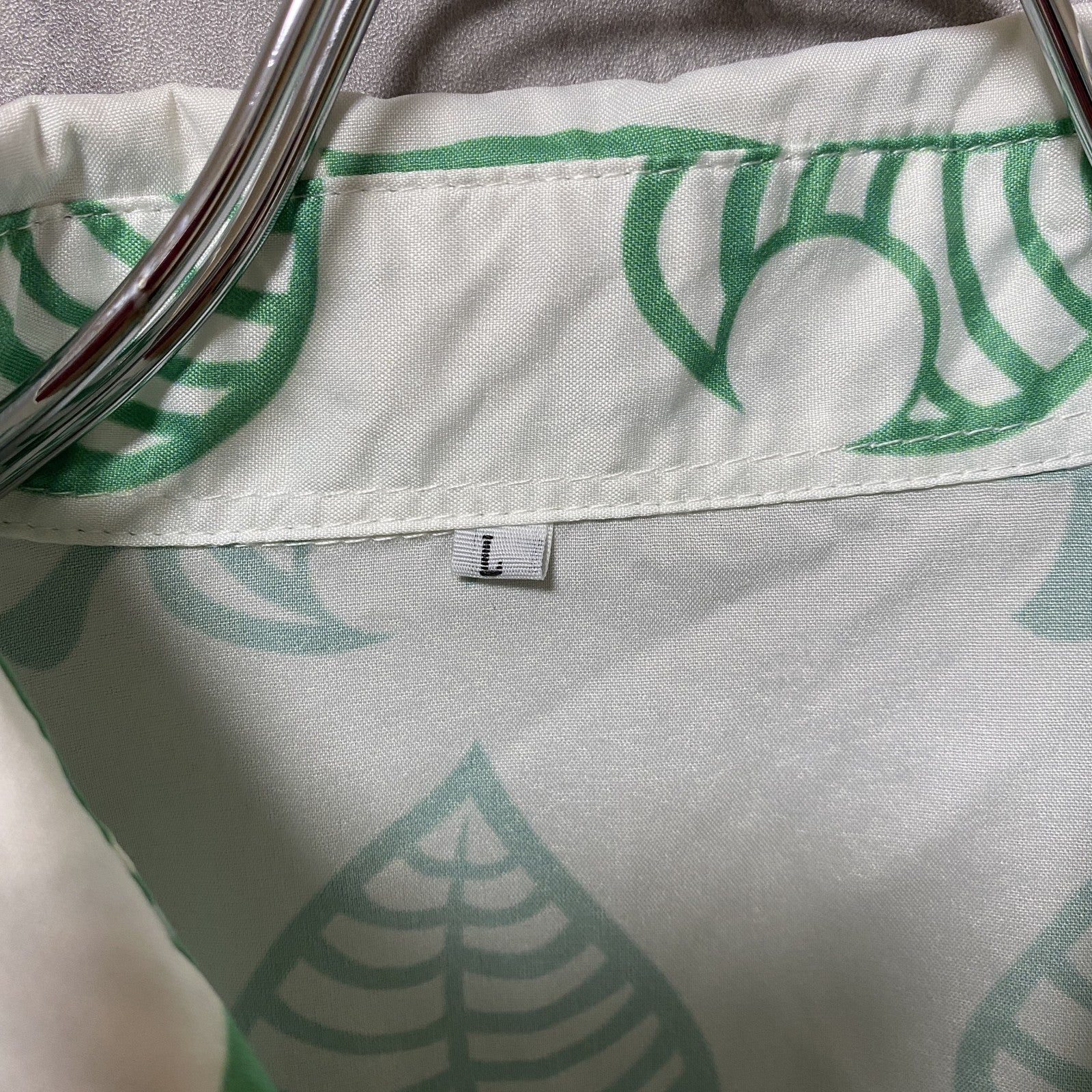 古着 used　半袖総柄デザインシャツ　アロハシャツ　白　緑　葉っぱ柄　リーフ柄　レトロ　ワンポイント　緑　白　Lサイズ