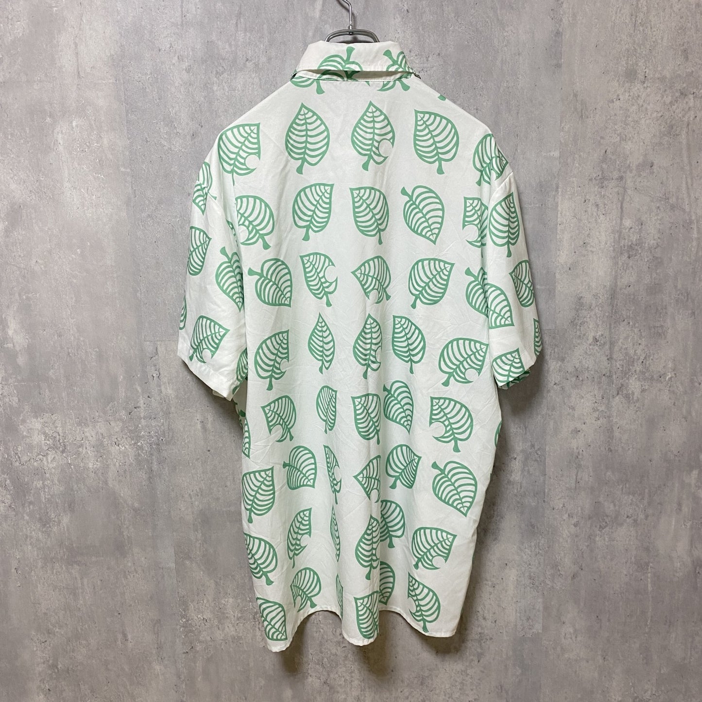 古着 used　半袖総柄デザインシャツ　アロハシャツ　白　緑　葉っぱ柄　リーフ柄　レトロ　ワンポイント　緑　白　Lサイズ