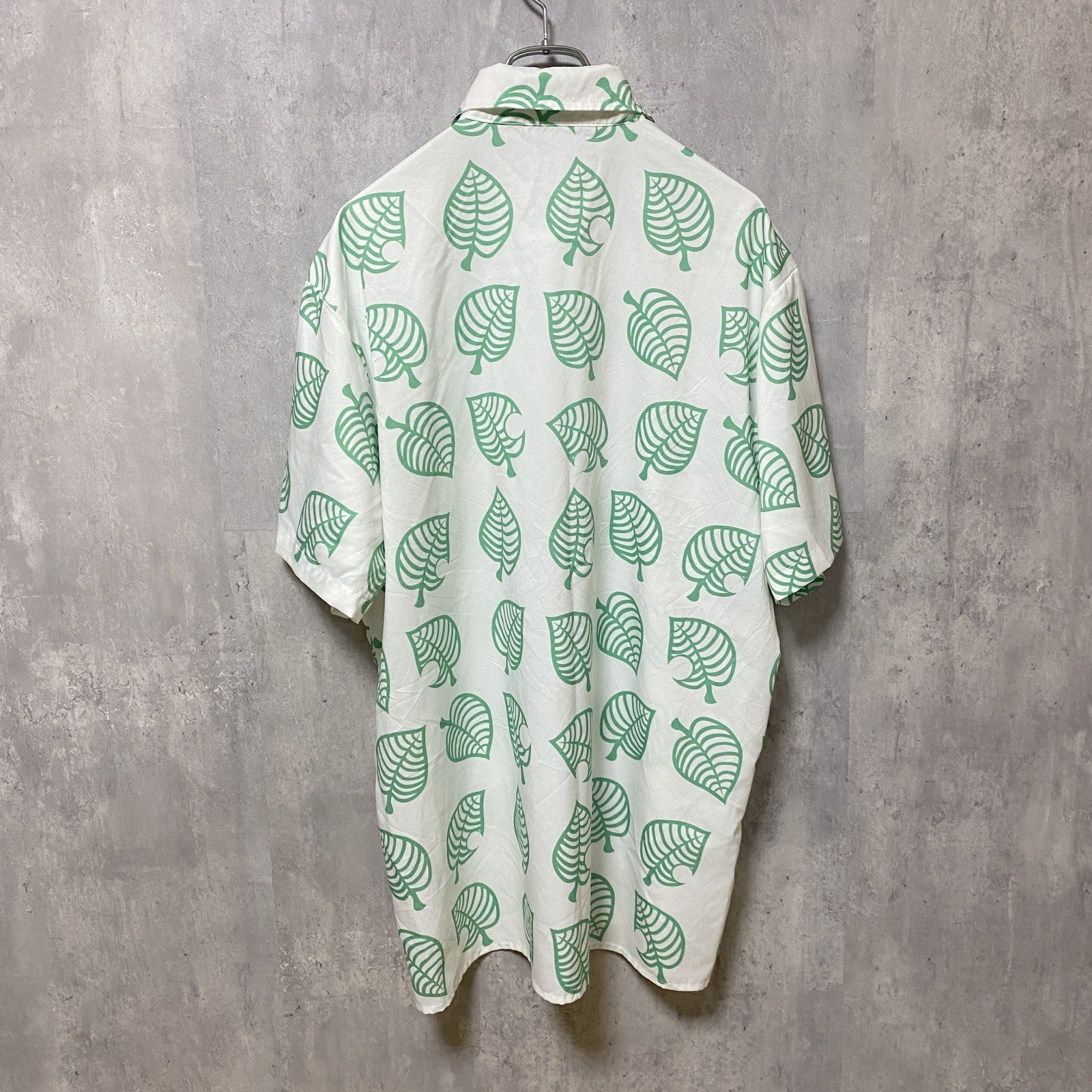 古着 used　半袖総柄デザインシャツ　アロハシャツ　白　緑　葉っぱ柄　リーフ柄　レトロ　ワンポイント　緑　白　Lサイズ