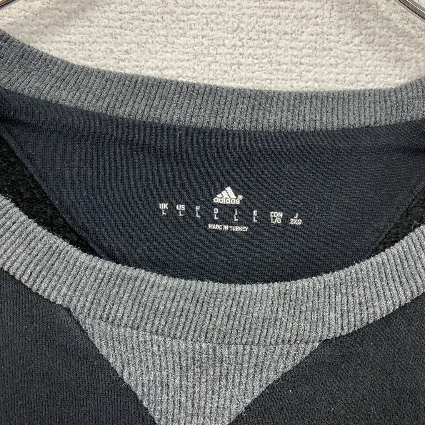 adidas　アディダス　スウェット/トレーナー　前V　デカロゴ　黒　ブラック　2XOサイズ
