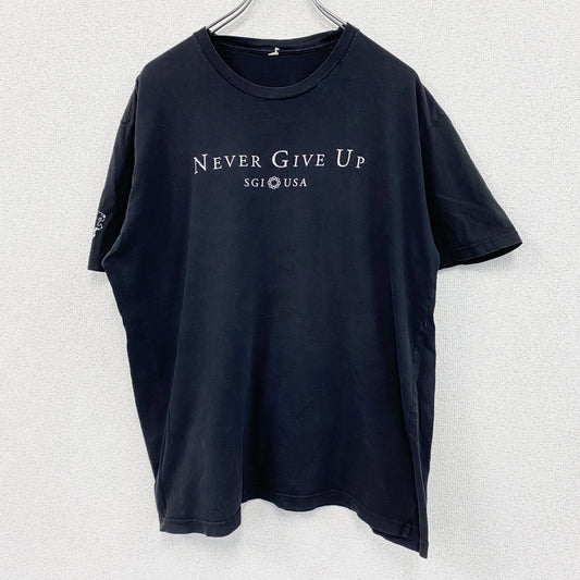 半袖プリントTシャツ　NEVER GIVE UP　SGI-USA　2連プリント　黒　ブラック