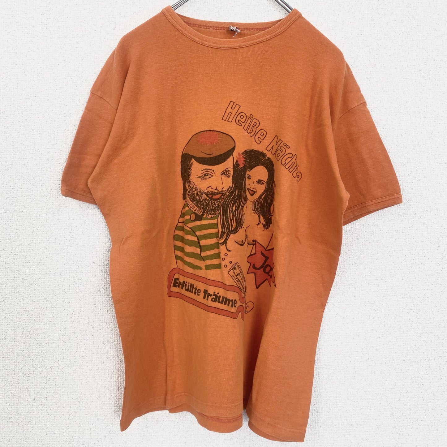 古着 used　半袖プリントTシャツ　レトロデザイン　クルーネック　ドイツ語　人物　叶えた夢　オレンジ　Lサイズ