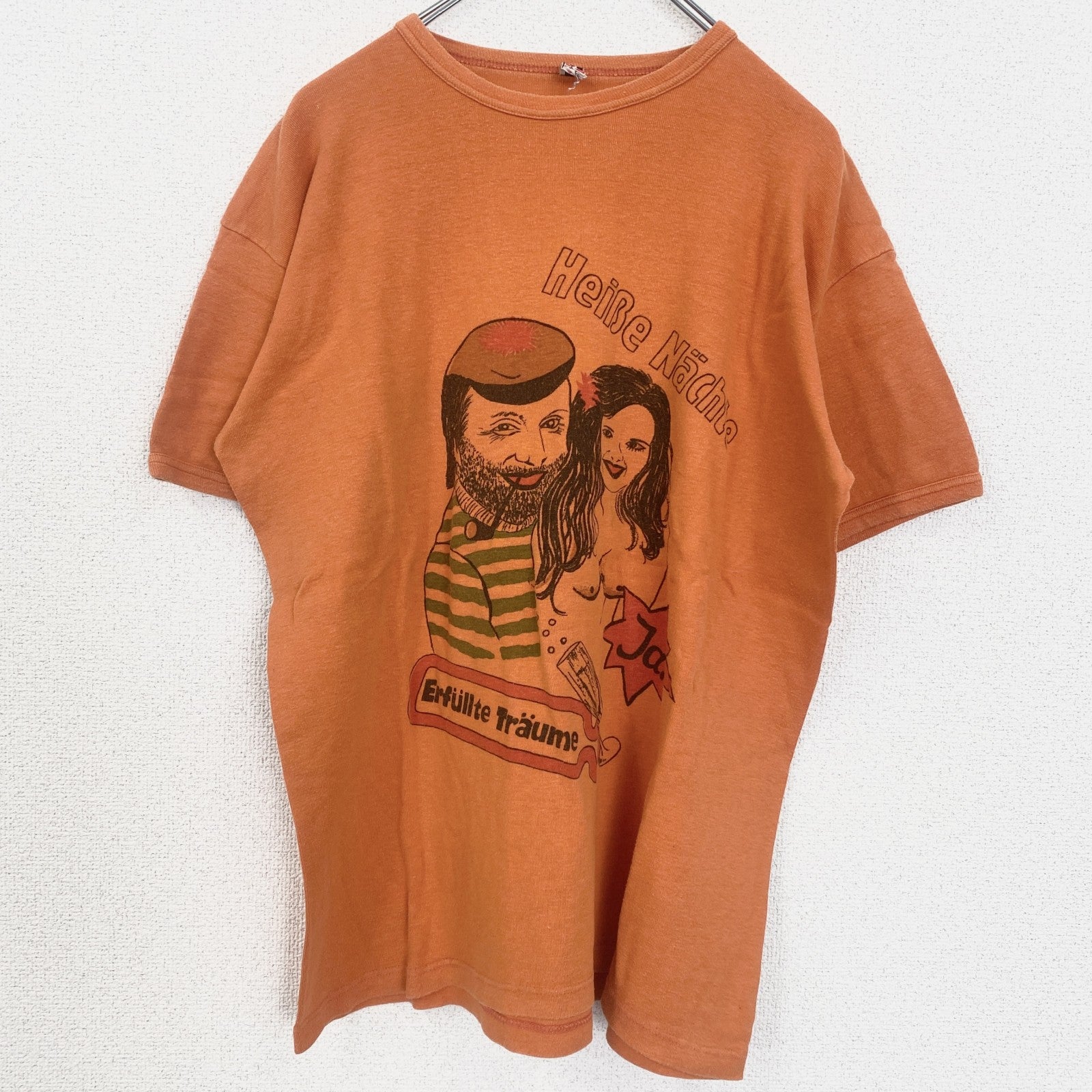 古着 used　半袖プリントTシャツ　レトロデザイン　クルーネック　ドイツ語　人物　叶えた夢　オレンジ　Lサイズ