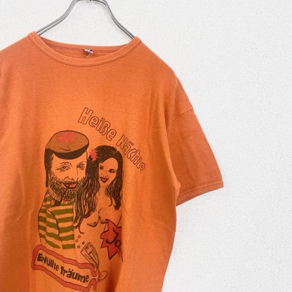 古着 used　半袖プリントTシャツ　レトロデザイン　クルーネック　ドイツ語　人物　叶えた夢　オレンジ　Lサイズ