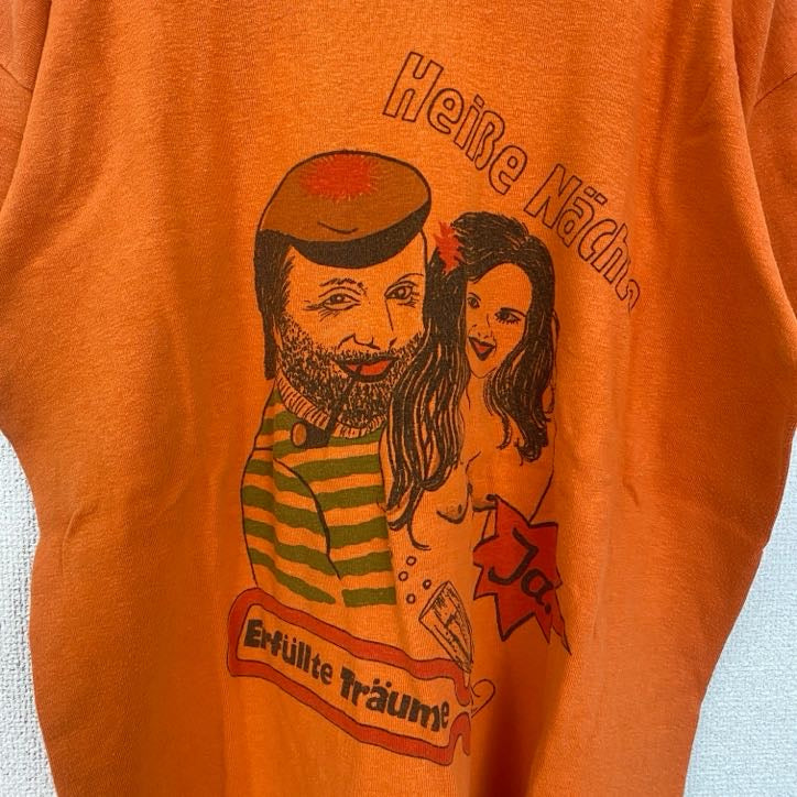 古着 used　半袖プリントTシャツ　レトロデザイン　クルーネック　ドイツ語　人物　叶えた夢　オレンジ　Lサイズ