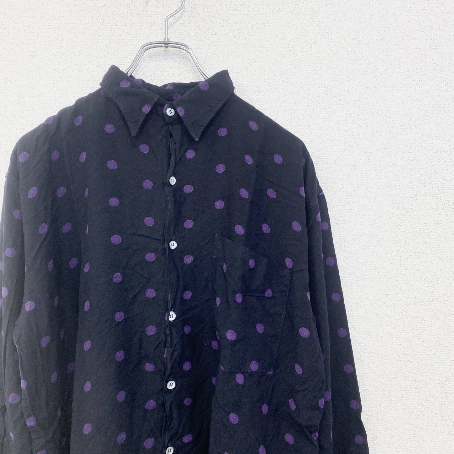 古着 used　COPY RIGHT　長袖プリント柄シャツ　ドット　水玉　レトロデザイン　胸ポケット　黒　ブラック　紫　パープル