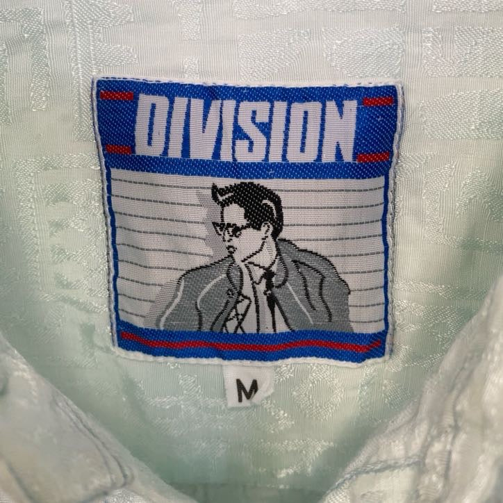 古着 used　DIVISION　長袖プリント柄シャツ　レトロデザイン　胸ポケット　古代文字　水色　ミントグリーン　Mサイズ