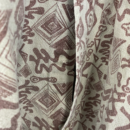 古着 used　長袖プリント柄シャツ　総柄　古代文字　カジュアル　胸ポケット　レトロデザイン　ベージュ　赤　Lサイズ