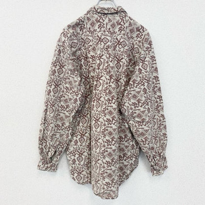 古着 used　長袖プリント柄シャツ　総柄　古代文字　カジュアル　胸ポケット　レトロデザイン　ベージュ　赤　Lサイズ