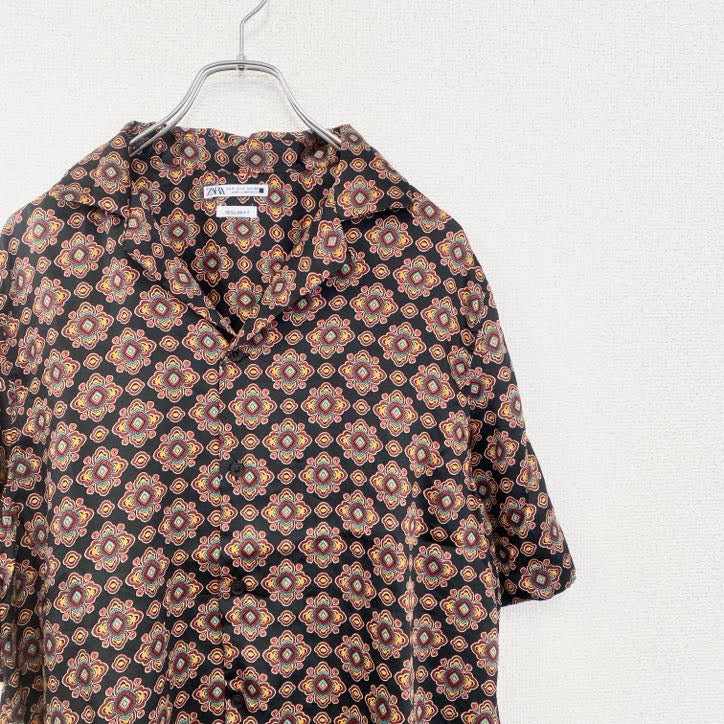 古着 used　ZARA　ザラ　半袖プリント柄シャツ　総柄　エスニック　レトロデザイン　黒　ブラック　Sサイズ