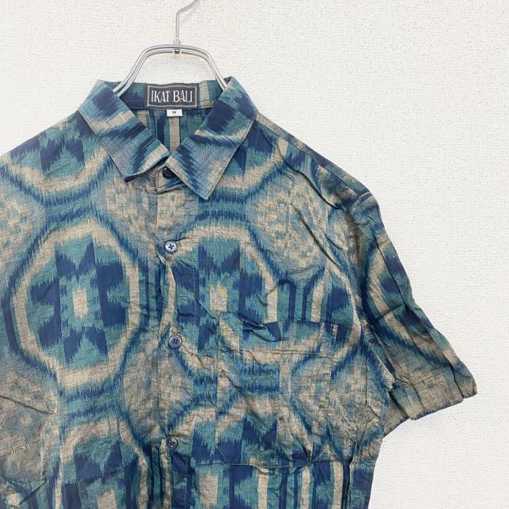 古着 used　IKAT BALI　半袖プリント柄シャツ　総柄　エスニック　レトロデザイン　胸ポケット　ブルー　青　Mサイズ　
