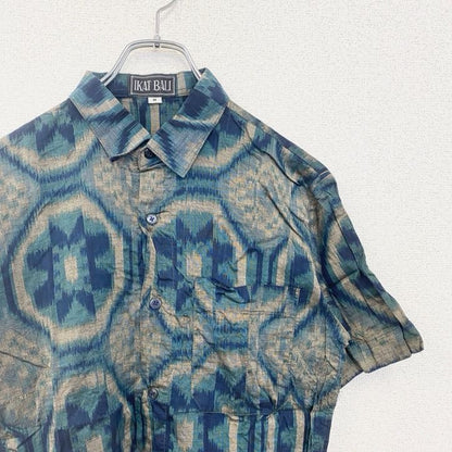 古着 used　IKAT BALI　半袖プリント柄シャツ　総柄　エスニック　レトロデザイン　胸ポケット　ブルー　青　Mサイズ　